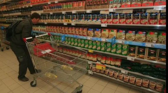 Hipermarketurile au stocuri pentru încă 3 zile. De miercuri vine iar viscolul