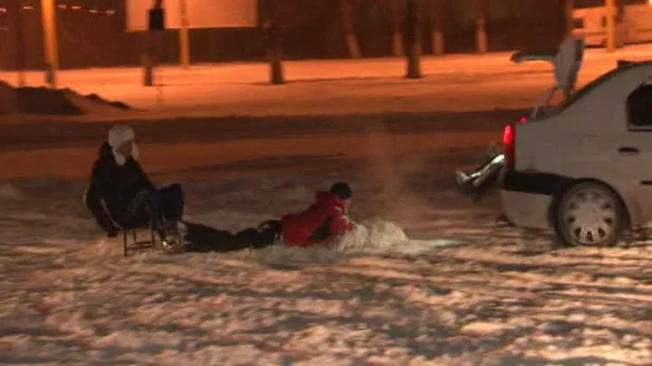 COD PORTOCALIU. Slalom cu săniile şi snowboard-urile printre maşini
