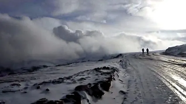 9 turişti înzăpeziţi pe Transalpina