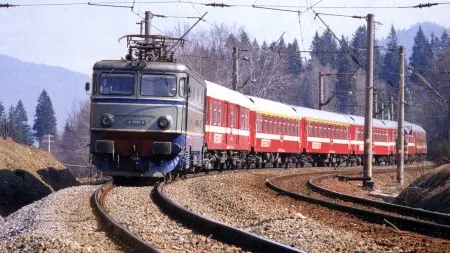 Surpriză pentru angajatul CFR Călători, după ce a găsit un bebeluş în toaleta unui tren