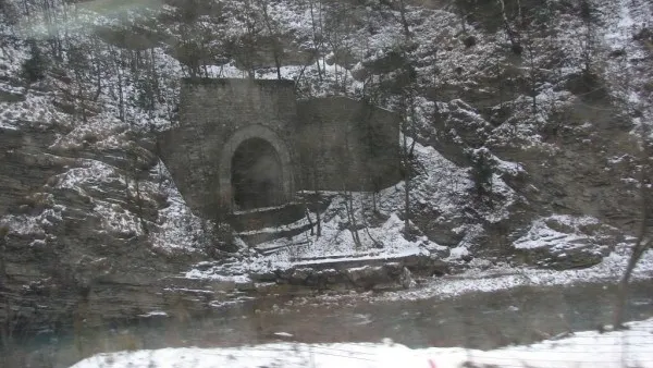 TUNELUL MISTERIOS din MUNŢII BUCEGI 