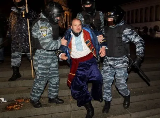 CRIZA DIN UCRAINA. Manifestanţii de la Kiev au ocupat o clădire a Ministerului Justiţiei