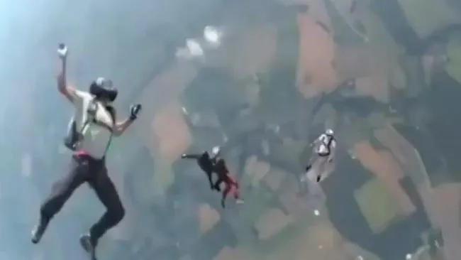 Un parașutist și-a pierdut cunoștința imediat după ce a sărit din avion. Ce a urmat