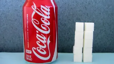 Câte pliculeţe de zahăr conţine în realitate UN PAHAR DE COCA COLA