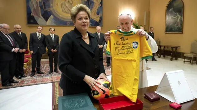 Ce cadou ULUITOR a primit PAPA Francisc de la preşedintele Braziliei