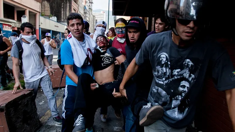 VIOLENŢE în Venezuela: 8 morţi şi 137 de răniţi. "E lovitură de stat", spune preşedintele Maduro