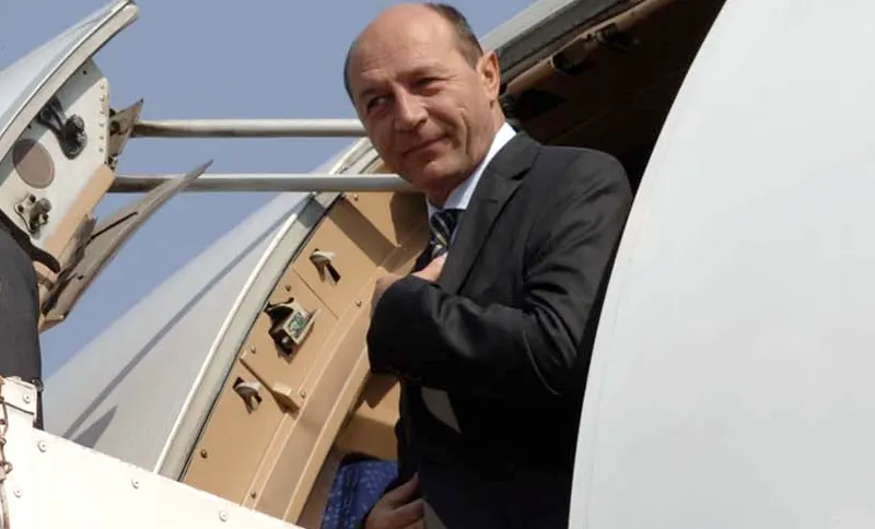 Pasageri ŢINUŢI LA SOL pentru îmbarcarea lui TRAIAN BĂSESCU 