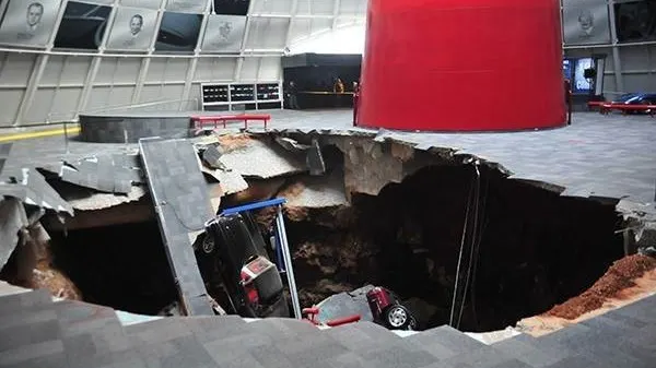 Opt maşini Corvette au căzut într-o groapă formată după surparea solului