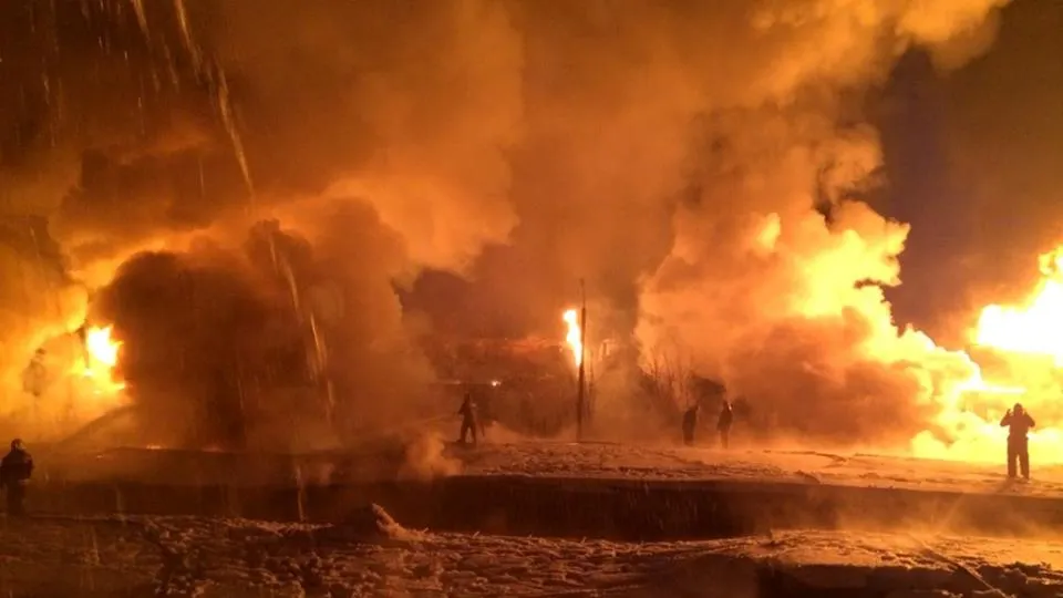 INCENDIU de proporţii. Un tren cu 32 de vagoane-cisternă cu azot a deraiat