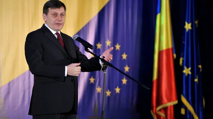 Antonescu: Dacă Ponta crede că e bine în opoziţie, să cedeze mandatul şi preluăm noi Guvernul