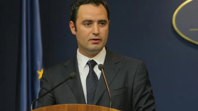 Nazare îi oferă lui Şova un cântar pentru zăpadă; Şova: A absolvit şcoala de dansuri şi bune maniere