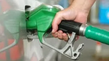Veste bună pentru şoferi! Suprataxa de 7 eurocenţi la carburanţi va fi eliminată