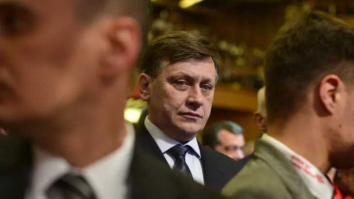 PNL acuză PSD că încearcă să fure parlamentari