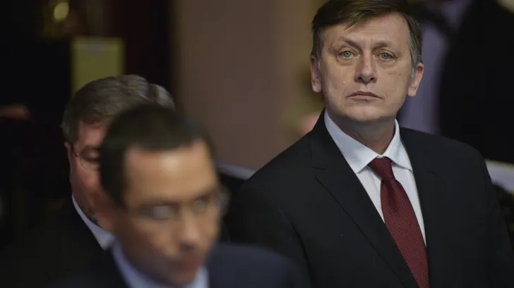 SURSE: 16 filiale din PNL, coaliţie ÎMPOTRIVA LUI CRIN ANTONESCU
