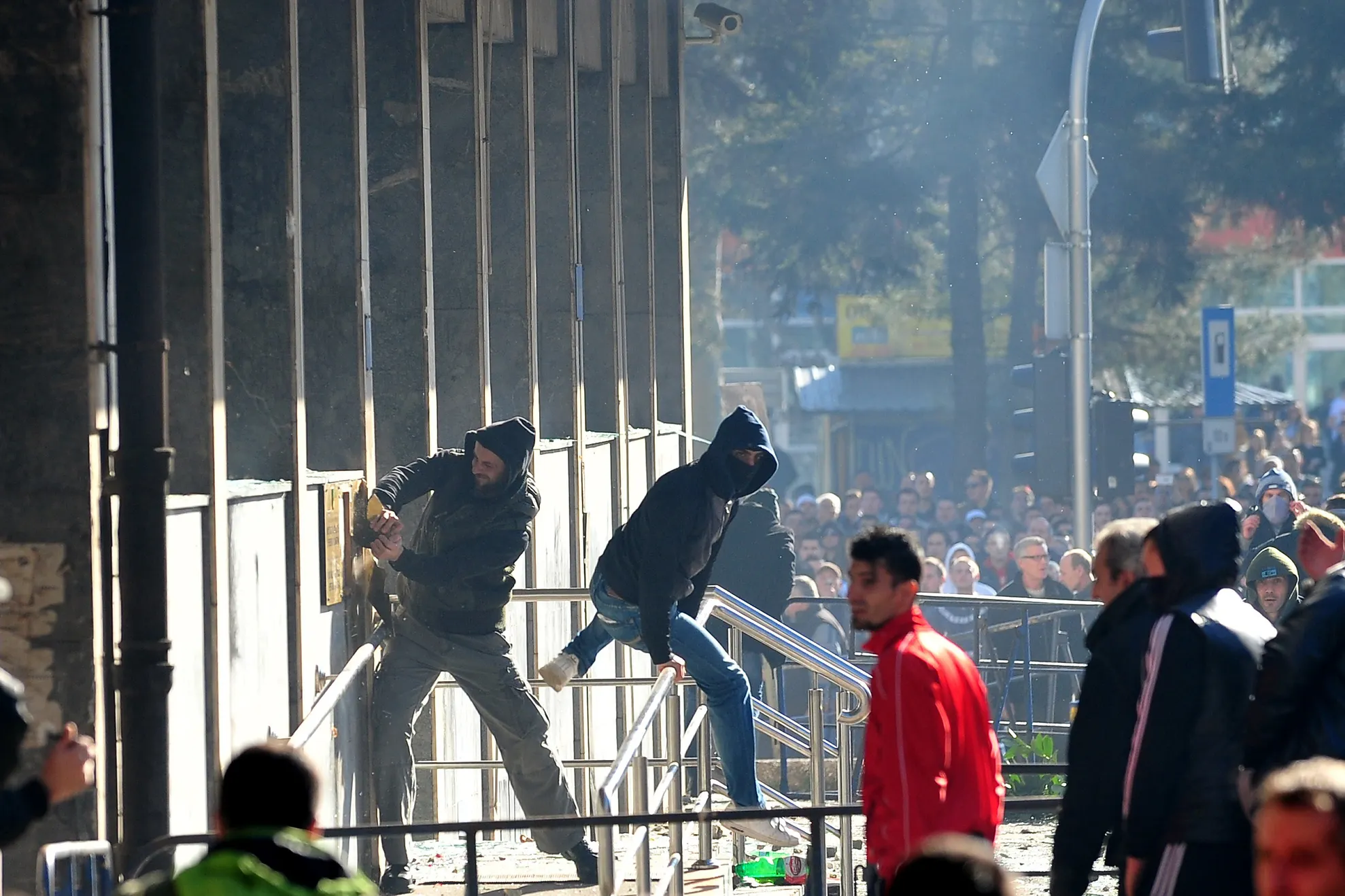 PROTESTE violente în Bosnia-Herţegovina: sediul Guvernului cantonal de la Sarajevo, INCENDIAT
