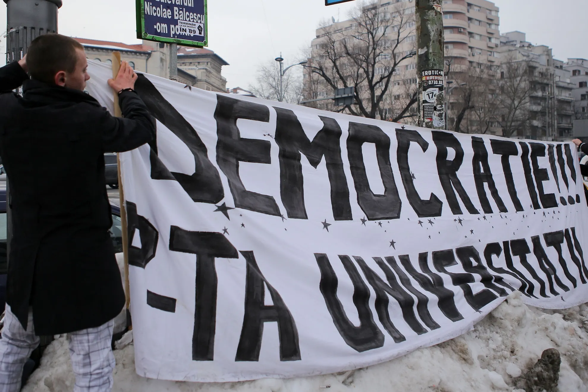 PROTESTE în BUCUREŞTI. Traficul a fost blocat la Piaţa Romană