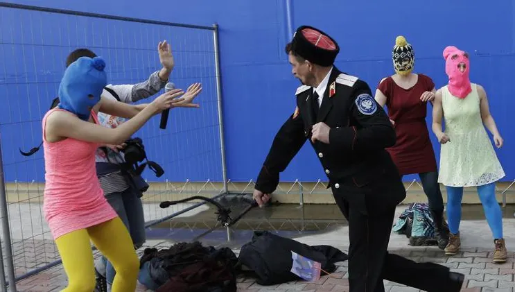 SOCI - Membrele trupei Pussy Riot, bătute cu biciul