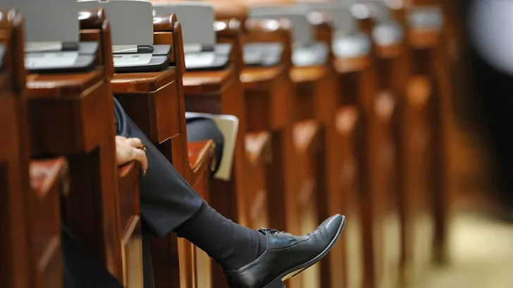 Parlamentarii se întorc la muncă. Care sunt RESTANŢELE noii sesiuni