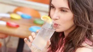Mit sau adevăr: apa cu lămâie ajută la detoxifiere şi slăbit?