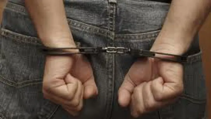 Doi membri ai clanului Caran, arestaţi după ce au şantajat un bărbat