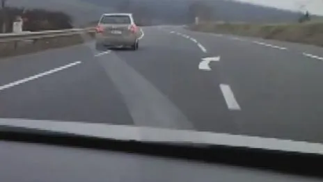În zig zag pe CONTRASENS. Şoferul INCONŞTIENT care se crede la Formula 1