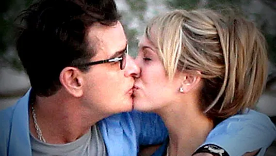 Charlie Sheen s-a logodit cu starleta porno Brett Rossi