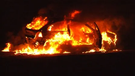 Maşina preşedintelui PDL Orşova, incendiată cu un cocktail Molotov