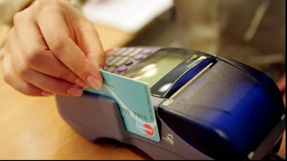 Românii îşi plătesc TAXELE cu cardul de cumpărături