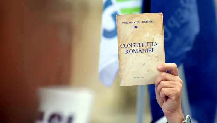Băsescu, despre revizuire: Puteau să o scrie şi băieţii care fac trafic cu etnobotanice la Chibrit