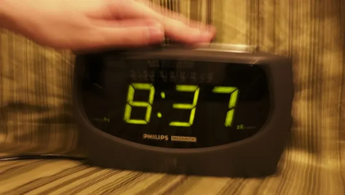 Cum să renunți să te culci la loc după ce îți sună alarma dimineața. 7 trucuri utile