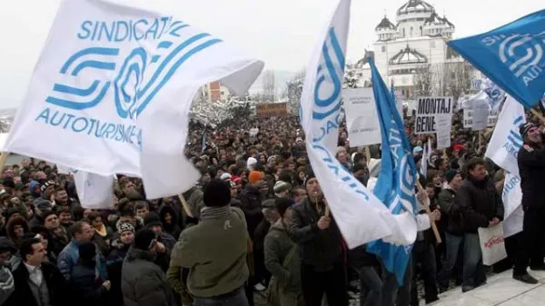 MITING DE AMPLOARE LA DACIA. Sindicaliştii ies în stradă pentru pentru susținerea industriei AUTO