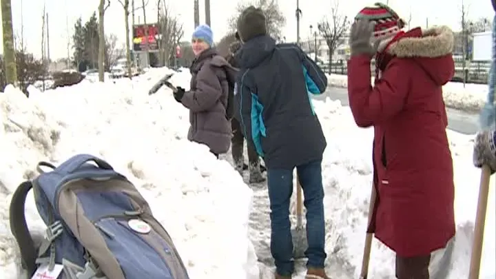 Zeci de bucureşteni s-au mobilizat pe reţelele de socializare şi au ieşit la deszăpezit
