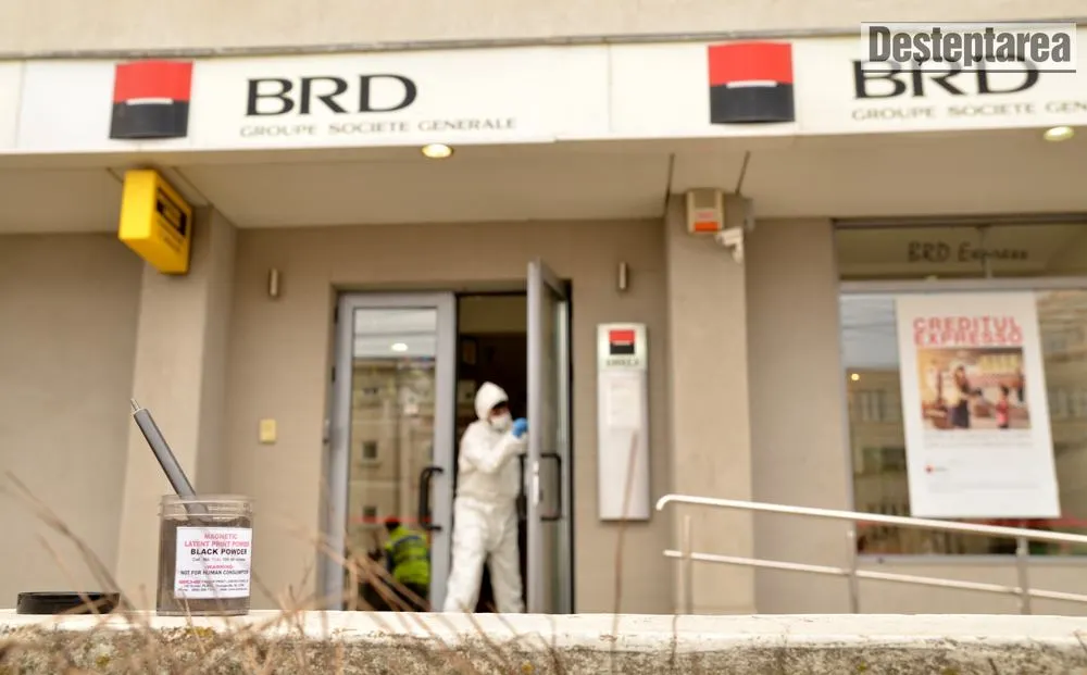 JAF ARMAT LA O BANCĂ din BACĂU: "I-a pus pistolul la gât femeii şi striga să-i dea banii!"