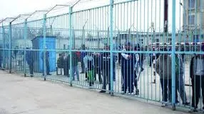 Ieşeanul eliberat din închisoare care ameninţa că se aruncă în gol a coborât de pe schele