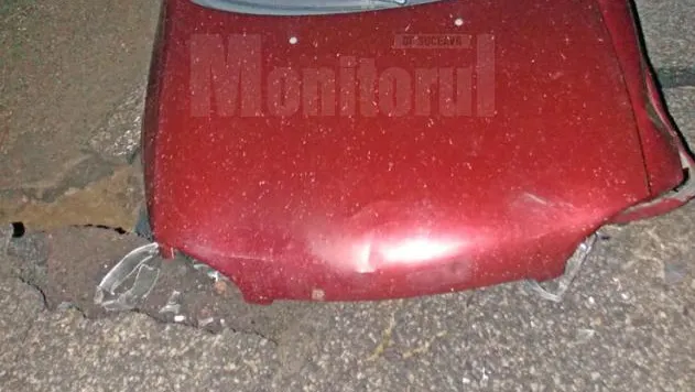 S-a înfipt cu mașina într-un crater apărut din senin pe un drum național