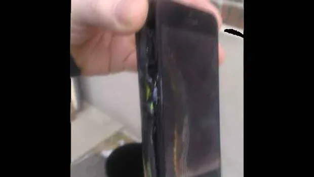 Incident şocant la şcoală: iPhone-ul i-a luat foc în buzunar, chiar în timpul orelor