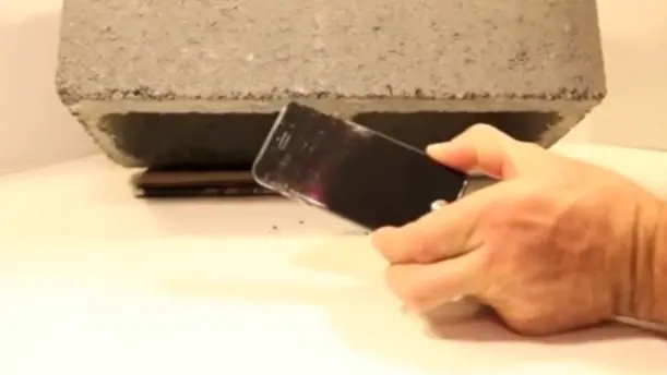 ULUITOR. iPhone-ul care rezistă în lupta cu betonul 