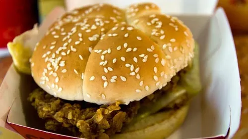 Ce a găsit o femeie într-un hamburger de la KFC. I s-a făcut imediat rău și fugit la baie