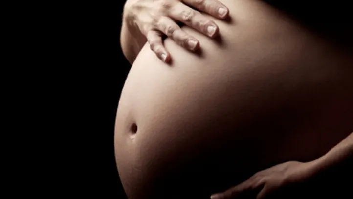 PREMIERĂ în România. O femeie declarată MAMA NATURALĂ a copiilor născuţi de sora ei 