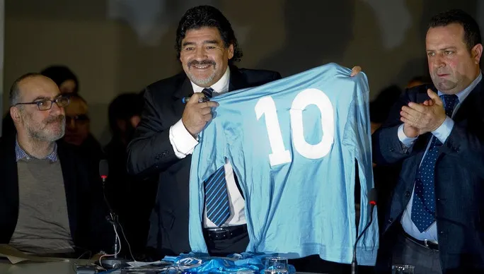 DIEGO MARADONA revine pe teren. UITE cu cine A SEMNAT