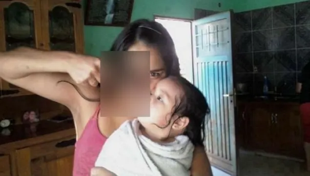 IMAGINEA care A SOCAT Facebook-ul! Nu o sa-ti vina sa crezi ce ii face aceasta mama fetitei ei