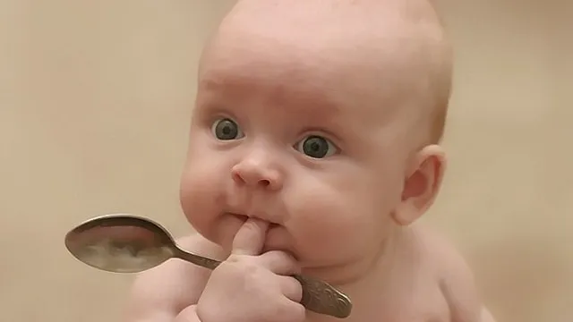 Când pot să-i dau miere bebeluşului?