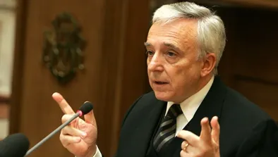 Noul CA al BNR a fost votat de plenul reunit al Parlamentului, Isărescu a primit 377 de voturi