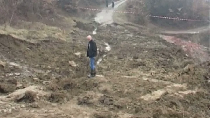 IMAGINI APOCALIPTICE în România. Pământul a luat-o la vale, oamenii nu mai pun geană pe geană