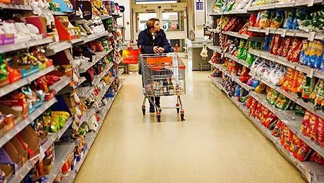Efectul majorării accizelor, o iluzie statistică: vânzările comercianţilor cresc, românii sărăcesc