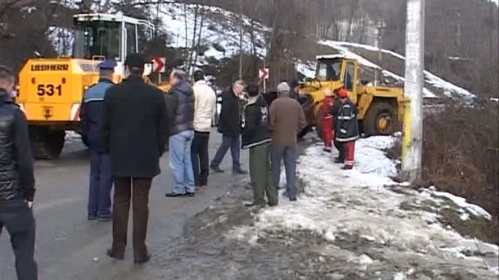 O şoferiţă a PLONJAT CU MAŞINA ÎN RÂU 