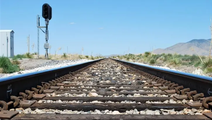 ACCIDENT: Un şofer băut a intrat cu maşina în locomotiva unui tren în mişcare
