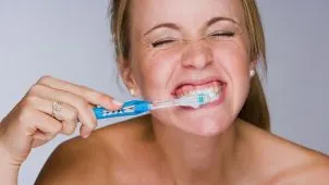 9 greşeli de igienă dentară: cum să te speli corect pe dinţi