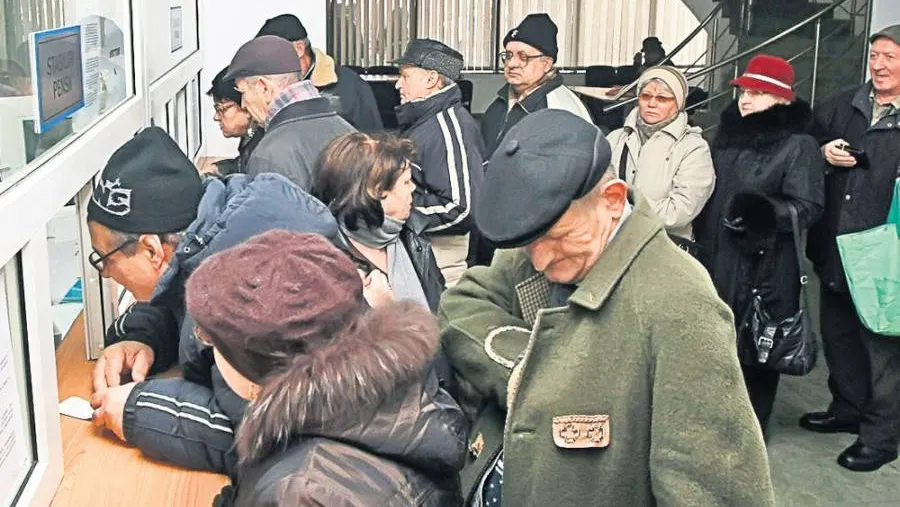 BĂTRÂN MORT LA COADĂ LA CASA DE PENSII