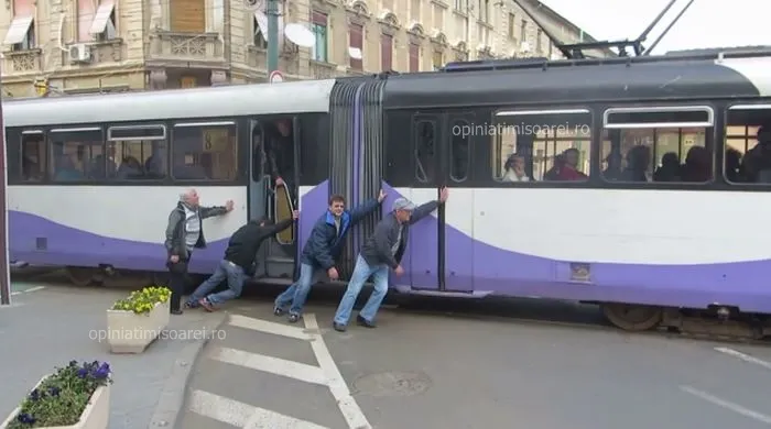 TRAMVAI ÎMPINS DE CĂLĂTORI, la Timişoara. IMAGINI INCREDIBILE!